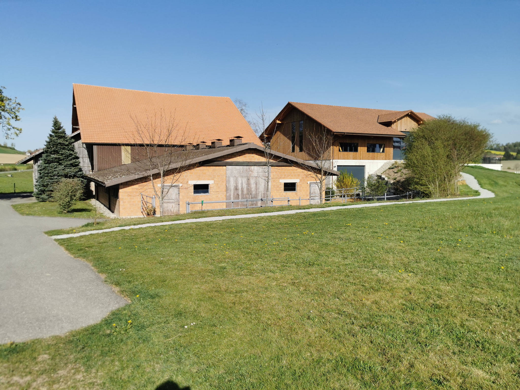 Betriebsgebäude des Hofs Lustorf in Düdingen